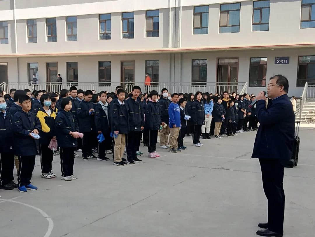 消防演練鳴警鐘，安全防線不放松 --中學部舉行消防應急演練