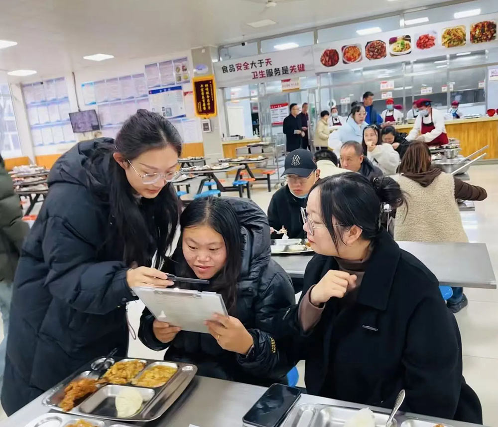 【立小 ? 家校共育】美好“食”光 與愛同在 | 第一學(xué)期家長(zhǎng)陪餐紀(jì)實(shí)